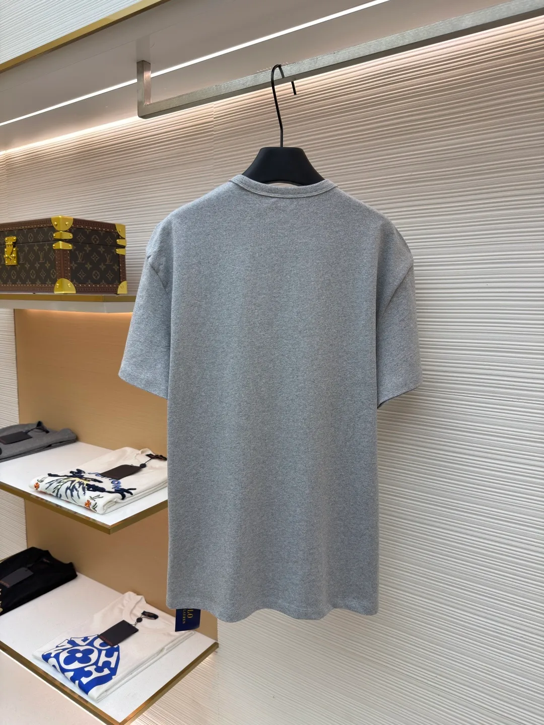 Ralph Lauren logo embroidered short sleeves ●Original version: Purchased and developed for 990 ●Item number: 1682484-X80 ●Material: linen soft plain fabric ●Technology: embroidery production ●Color: gray ●Version: Fitted version ●Weight: about 295 grams ●Size: S-M-L-XL ●Description: Customized cotton and linen soft plain fabric, delicate touch, comfortable and close to the skin, with deep black as the main color Exquisite red pony logo is embellished throughout. It is highly recognizable. It brings an atmosphere of freedom and vitality. A symphony of pure and smart colors. It outlines a high-end outline with extreme simplicity and becomes the smart focus of the vision. It shows taste in silence and adopts imported machine embroidery technology. It uses advanced computer control system and precise mechanical components to realize the iconic pony embroidery operation. High precision. The lines are smooth and delicate. The fabrics have been washed. It has a better hand feel and texture. It is not easy to deform and not shrink. Not easy to fade and maintain long-lasting beauty. The overall wiring is straight and delicate, the fabric is comfortable and soft, and the color is consistent without color difference. It can be matched with the same style to create a fashionable look and control various occasions. Customized accessories, complete with three standards, same style for men and women!